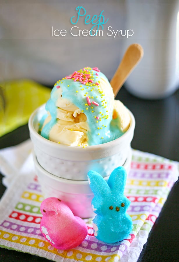 Sirop de crème glacée Peep représenté en bleu sur un bol de crème glacée à côté de bonbons Peeps