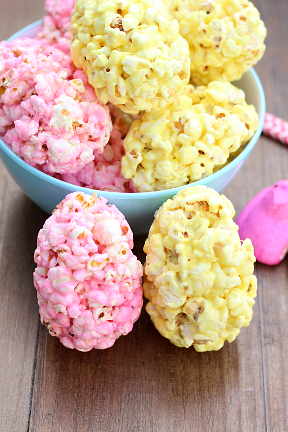 Recette d'œufs de pop-corn Peeps - un bol de boules de pop-corn jaunes et roses en forme d'œufs