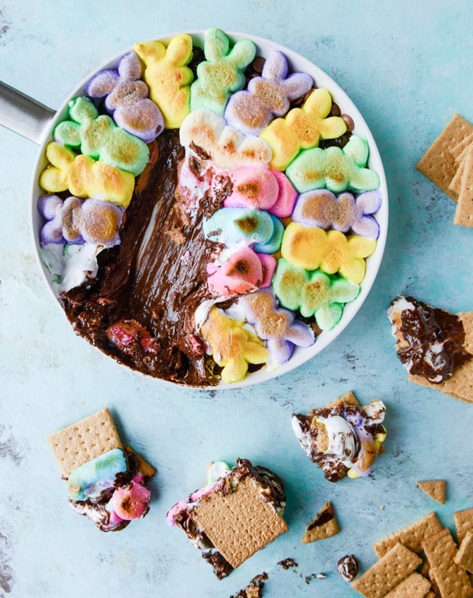 Recette de poêle Peeps Smores d'en haut entourée de biscuits Graham