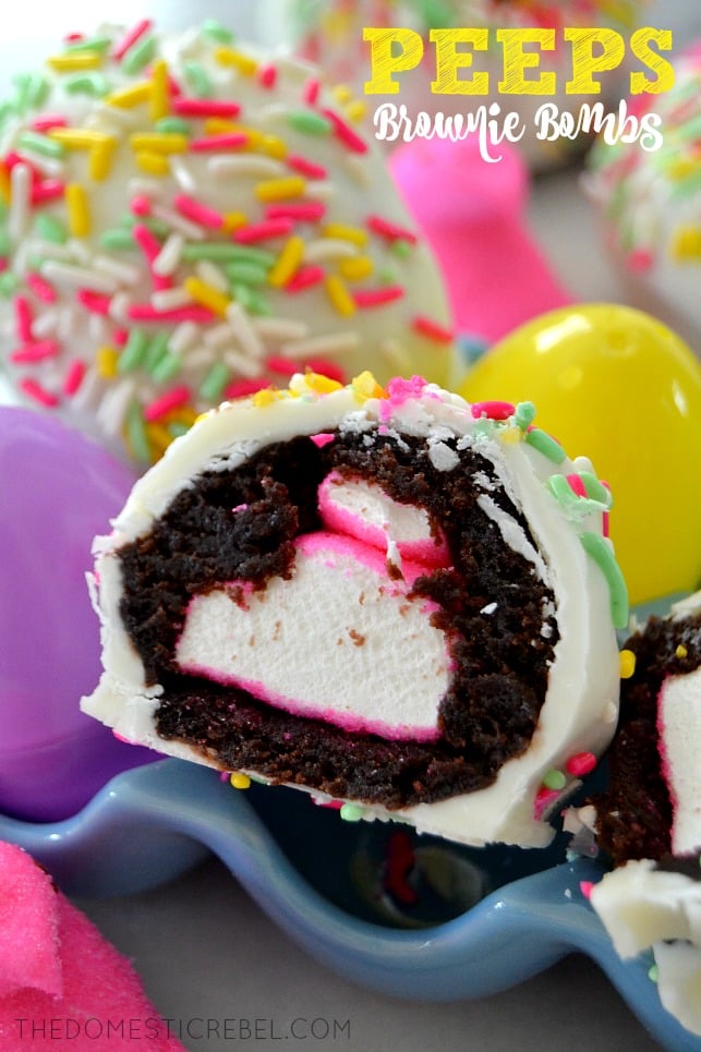 Recette de Peeps Brownie Bomb - une bombe de brownie coupée en deux révèle un bonbon à l'intérieur