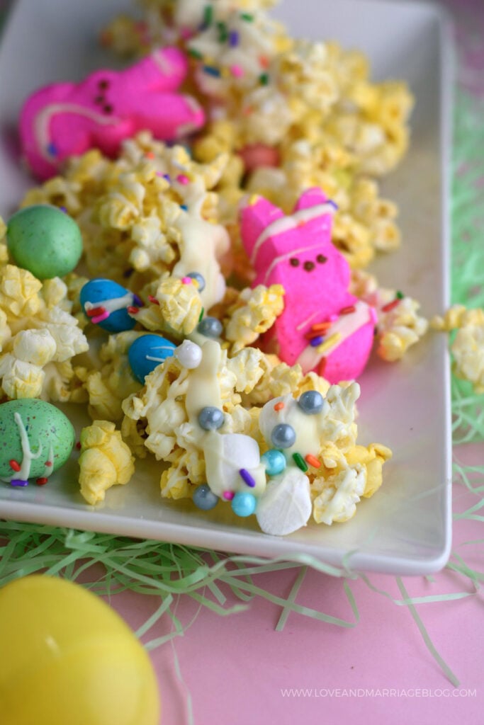 Recette de pop-corn Peeps présentée ici avec du pop-corn, des bonbons et des Peeps aux couleurs vives
