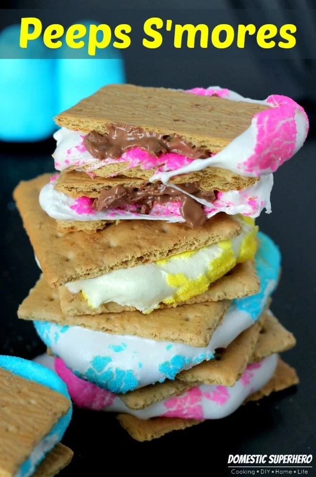 Peeps smores empilés les uns sur les autres avec différentes couleurs de peeps à l'intérieur : rose, jaune, bleu