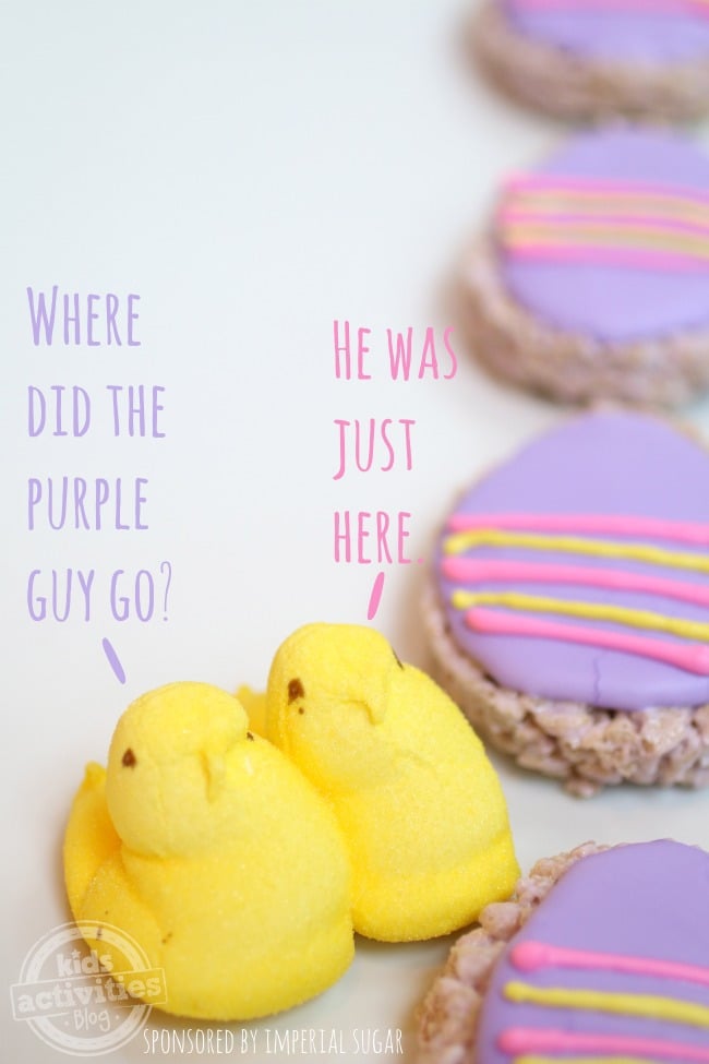 Recette de friandises Peeps Rice Krispie du blog Kids Activities - deux potes jaunes parlant à côté d'une rangée de friandises violettes