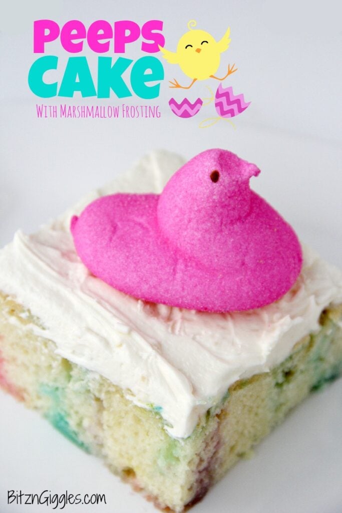 Recette de gâteau Peeps avec glaçage à la guimauve - tranche de gâteau en feuille colorée avec un bonbon rose sur le dessus