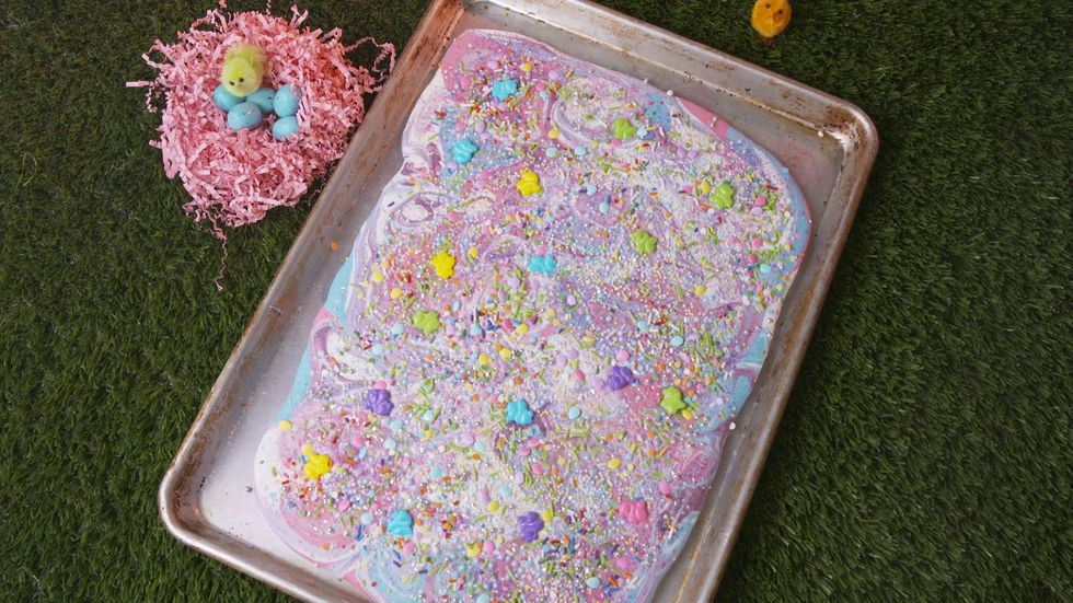 feuille de chocolat tourbillonnant arc-en-ciel avec des pépites sur le dessus