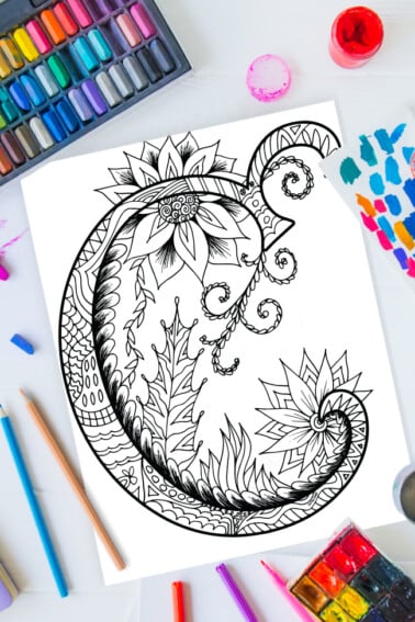 Pages à colorier de l'alphabet Zentangle - lettre c design zentangle sur fond de peinture, crayons de couleur et fournitures d'art