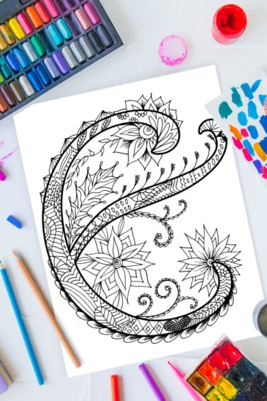 Pages à colorier de l'alphabet Zentangle - lettre e design zentangle sur fond de peinture, crayons de couleur et fournitures d'art