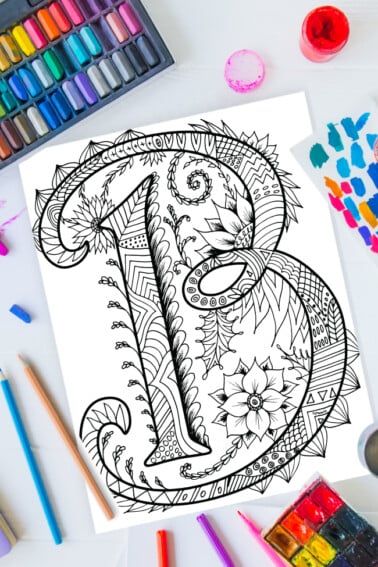 Pages à colorier de l'alphabet Zentangle - lettre b design zentangle sur fond de peinture, crayons de couleur et fournitures d'art