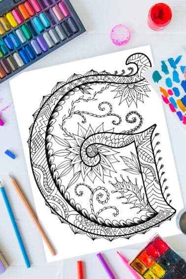 Pages à colorier de l'alphabet Zentangle - lettre g design zentangle sur fond de peinture, crayons de couleur et fournitures d'art