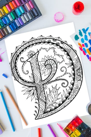 Pages à colorier de l'alphabet Zentangle - lettre d design zentangle sur fond de peinture, crayons de couleur et fournitures d'art