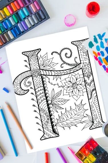 Pages à colorier de l'alphabet Zentangle - lettre h design zentangle sur fond de peinture, crayons de couleur et fournitures d'art