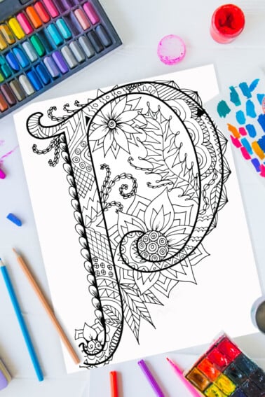 Pages à colorier de l'alphabet Zentangle - lettre p design zentangle sur fond de peinture, crayons de couleur et fournitures d'art