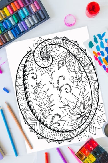 Pages à colorier de l'alphabet Zentangle - lettre o design zentangle sur fond de peinture, crayons de couleur et fournitures d'art