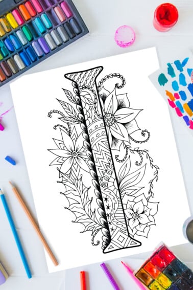 Pages à colorier de l'alphabet Zentangle - lettre I design zentangle sur fond de peinture, crayons de couleur et fournitures d'art