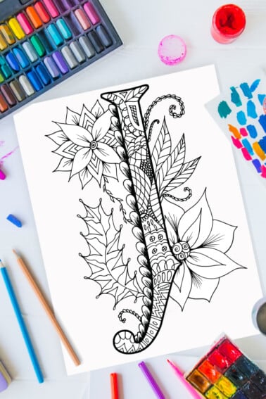 Pages à colorier de l'alphabet Zentangle - lettre j design zentangle sur fond de peinture, crayons de couleur et fournitures d'art