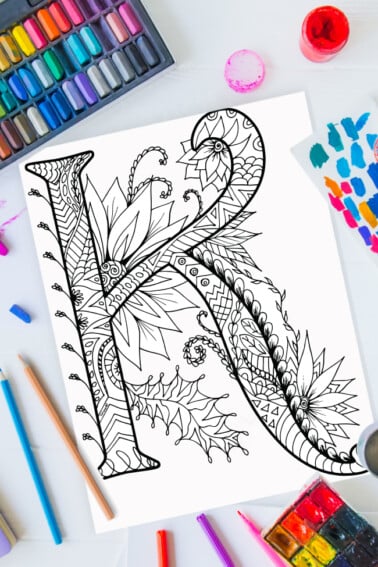 Pages à colorier de l'alphabet Zentangle - lettre k design zentangle sur fond de peinture, crayons de couleur et fournitures d'art