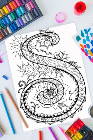 Pages à colorier de l'alphabet Zentangle - lettre s design zentangle sur fond de peinture, crayons de couleur et fournitures d'art