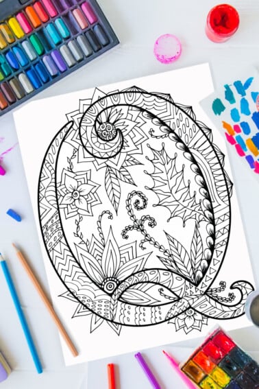 Pages à colorier de l'alphabet Zentangle - lettre q design zentangle sur fond de peinture, crayons de couleur et fournitures d'art