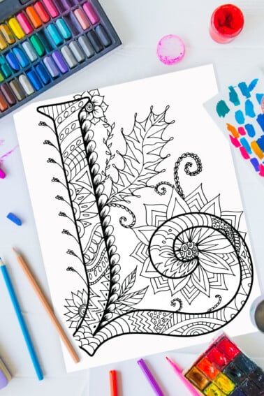 Pages à colorier de l'alphabet Zentangle - lettre l design zentangle sur fond de peinture, crayons de couleur et fournitures d'art