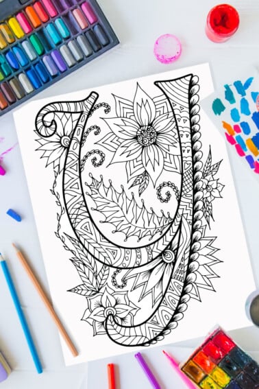 Pages à colorier de l'alphabet Zentangle - lettre y design zentangle sur fond de peinture, crayons de couleur et fournitures d'art