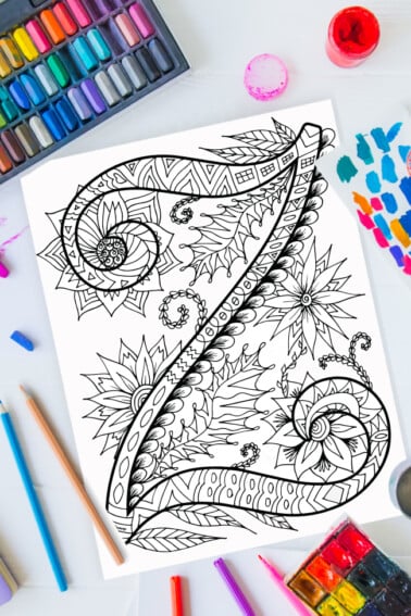 Pages à colorier de l'alphabet Zentangle - lettre z design zentangle sur fond de peinture, crayons de couleur et fournitures d'art