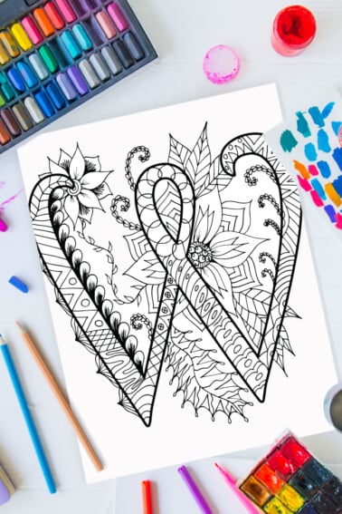 Pages à colorier de l'alphabet Zentangle - lettre w design zentangle sur fond de peinture, crayons de couleur et fournitures d'art