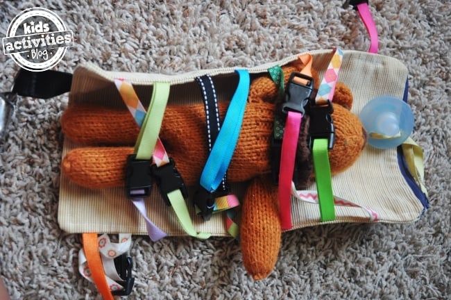 Jouet à boucle - jouet à couper soi-même pour les tout-petits - une tétine et un animal en peluche attachés dans un jouet - blog d'activités pour enfants