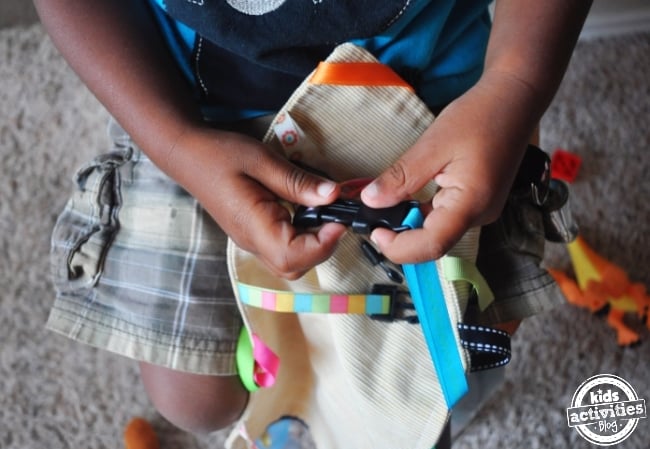 jouet à couper soi-même pour les tout-petits - jouet à boucle tenu par un petit garçon - blog d'activités pour enfants