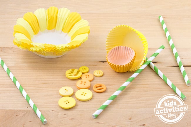 Cupcake Liner Jonquilles fournitures artisanales - doublures de cupcakes à fleurs, doublures de cupcakes jaunes, mini doublures de cupcakes, boutons jaunes et pailles vertes et blanches
