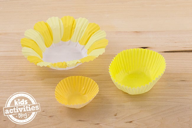 Étape 1 - Cupcake Liner Jonquilles - doublure de cupcake florale, doublure de cupcake jaune et mini doublure de cupcake jaune