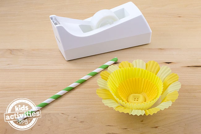 Étape 4 - Jonquilles de doublure de cupcake - ruban adhésif, pailles vertes et blanches et jonquille de doublure de cupcake jaune