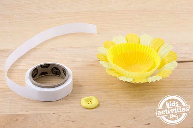 Étape 2 - Cupcake Liner Jonquilles - doublure de cupcake flore, doublure de cupcake jaune et doublure de mini cupcake, points de colle et bouton jaune