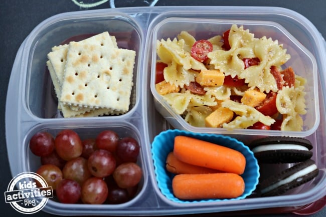 salade de pâtes adaptée aux enfants - Pas de restes dans cette boîte à lunch ! - Boîte à lunch à 4 emplacements avec des saltines, des raisins, des carottes, des Oreos et une salade de pâtes - Blog d'activités pour les enfants