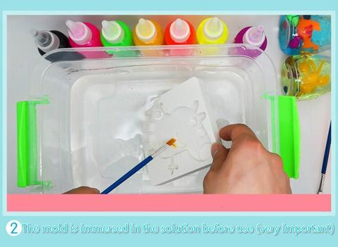 Étape 2 – Comment fabriquer des jouets aquatiques en gelée – plongez le moule dans la solution