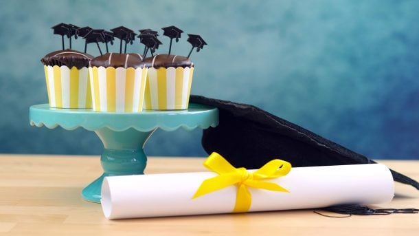 Superbes cadeaux de remise de diplôme que vous pouvez faire à la maison – gâteau et diplôme à côté de la casquette – blog d'activités pour enfants