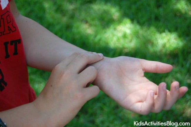 Leçon sur le cœur humain pour les enfants – pratique : l'enfant prend le pouls - Kids Activities Blog