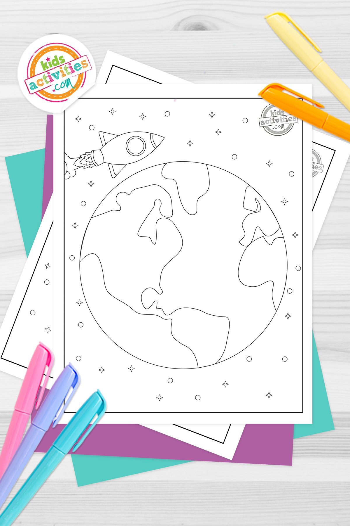 Ensemble de feuilles à colorier Terre noir et blanc, sur des feuilles bleu-vert et violet avec des marqueurs assortis sur fond gris foncé. version pdf imprimée du blog d'activités pour enfants.