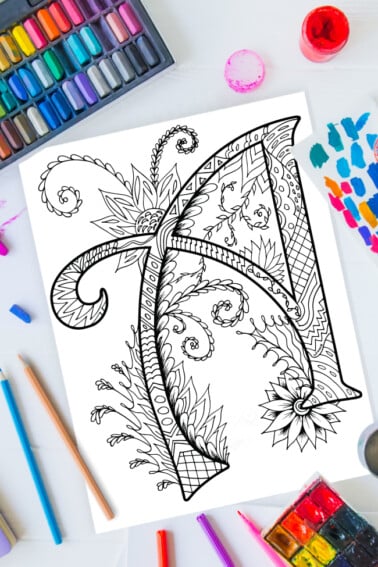Alphabet Zentangle - Coloriage Zentangle Lettre A du blog d'activités pour enfants sur fond de fournitures artistiques