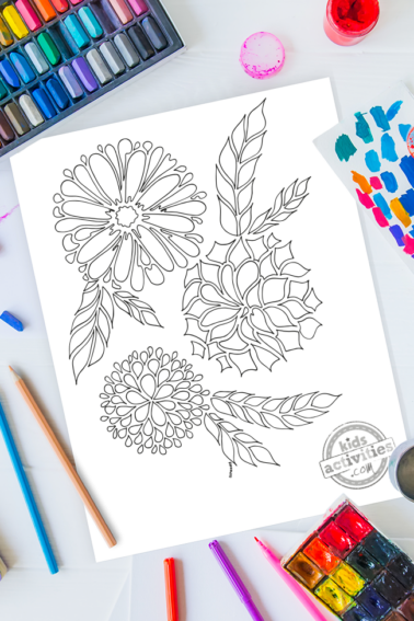 art de motif zentangle complexe à 3 fleurs prêt à être coloré avec des fournitures d'art mélangées et des couleurs vives