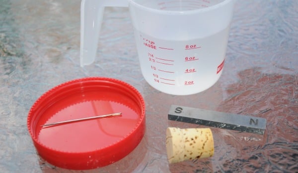 fournitures pour boussole : eau, liège, aimant, aiguille et couvercle