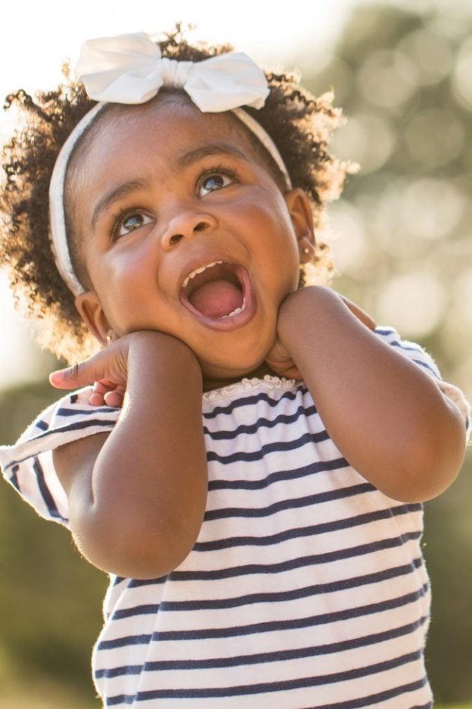 Les tout-petits qui font des crises de colère sont susceptibles d'être riches - un tout-petit qui rit dans le jardin - Kids Activities Blog