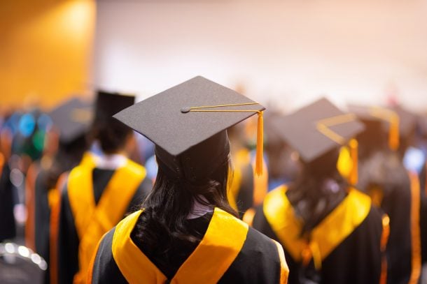 Superbes cadeaux de fin d'études que vous pouvez faire à la maison - étudiants diplômés en chapeau et robe - blog d'activités pour enfants