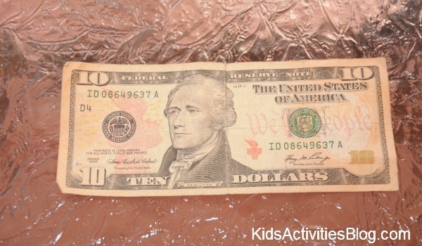 Money Tricks - Étape 1 - Mon fils a commencé avec un billet de 10 $ qu'il a placé sur la table juste devant lui. - Blog d'activités pour enfants