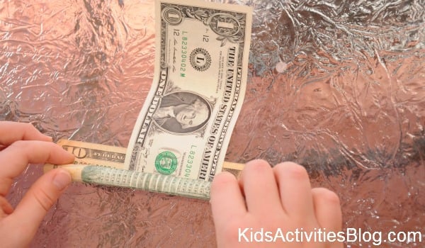Money Tricks- Étape 3- Puis, en partant du bas, il a enroulé les deux billets.- Blog d'activités pour enfants