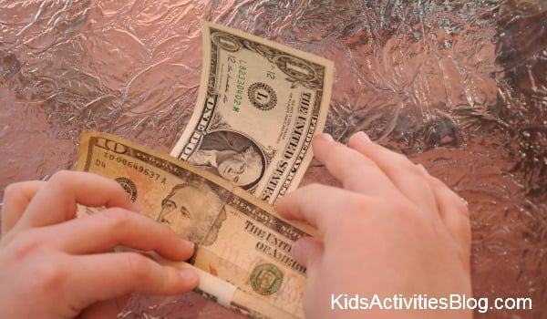 Astuces pour l'argent - dérouler l'argent - blog d'activités pour enfants