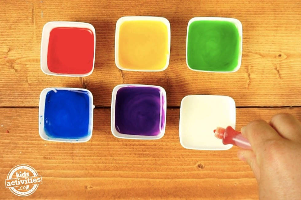 Étape 2 - Art de la fête des mères - 6 bols de couleurs de peinture au doigt faites maison : rouge, jaune, vert, bleu et violet, l'orange étant réalisé à cette étape.