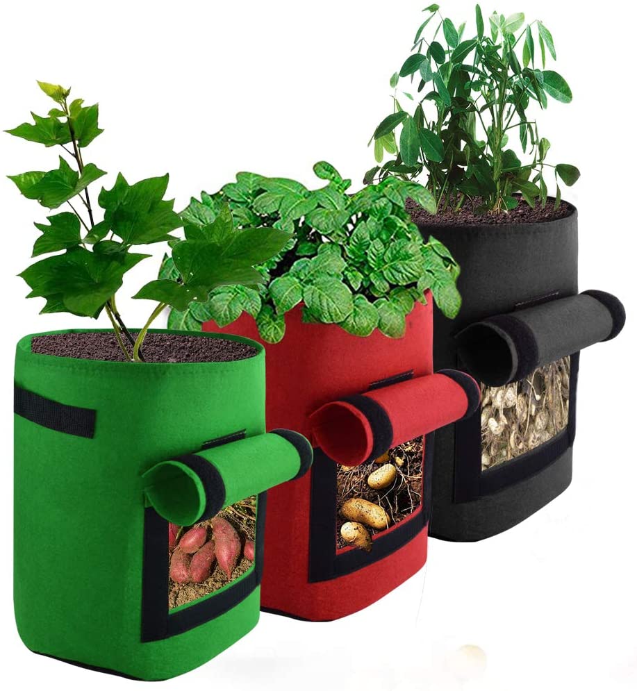 Sac de culture de pommes de terre - sac vert, rouge et noir avec des plantes et des légumes à l'intérieur avec les rabats enroulés - blog d'activités pour enfants