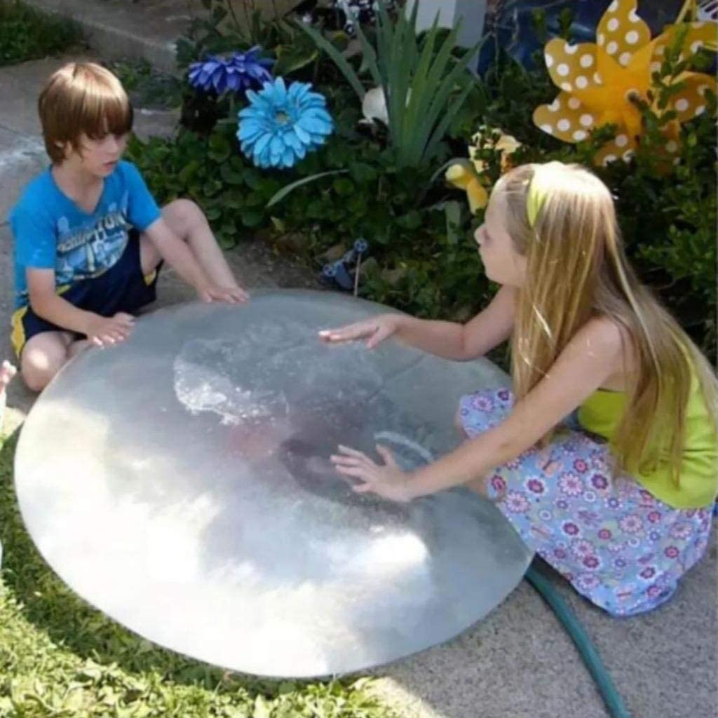 boule à bulles géante - deux enfants avec une grosse boule à bulles entre eux avec un tuyau rempli d'eau
