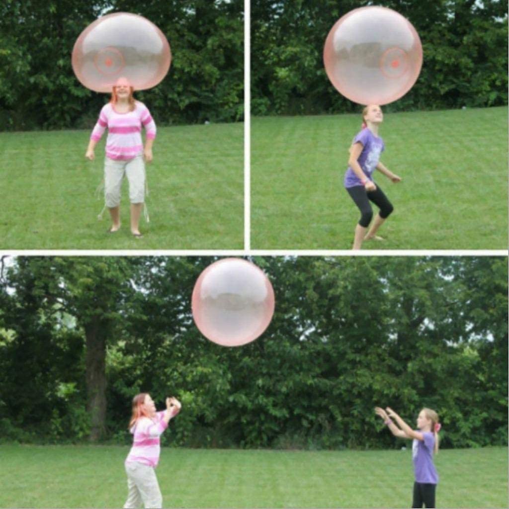 collage de trois photos de boules à bulles avec des enfants équilibrant la boule à bulles sur la tête et la jetant d'avant en arrière dans la pelouse de l'arrière-cour