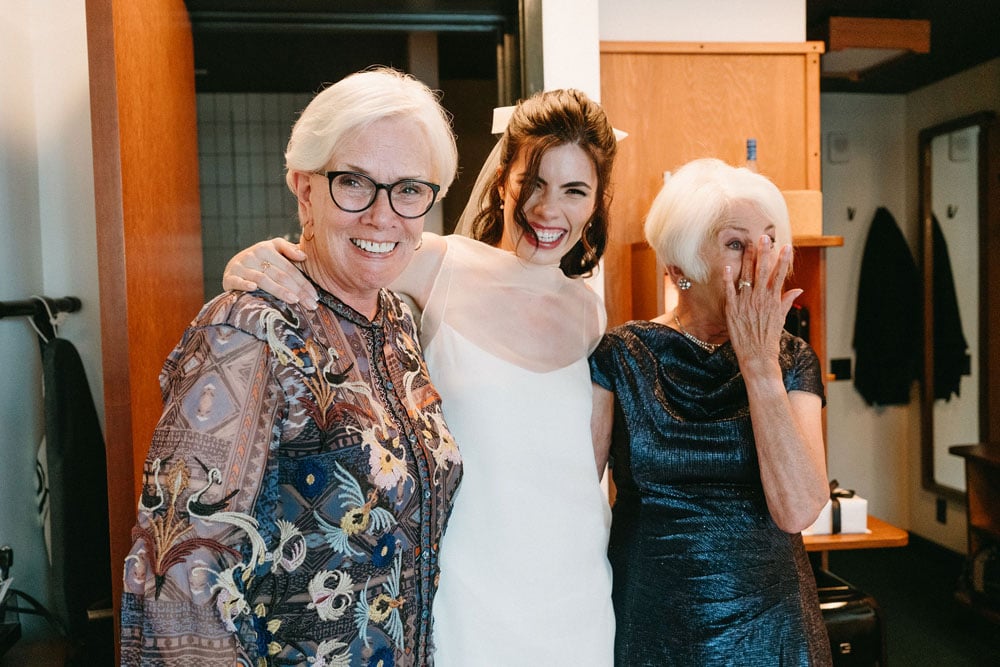 La mariée surprend les grands-mères avec un doux premier regard